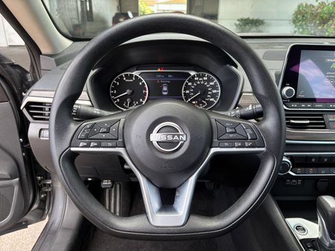 Used 2025 Nissan Altima 2.5 SV FWD image 24