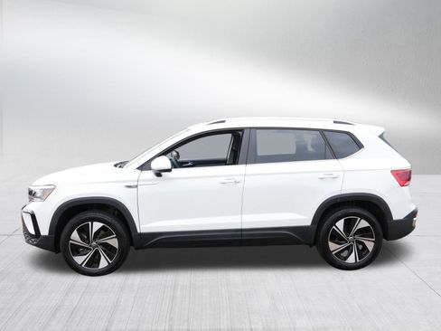 Certified 2024 Volkswagen Taos SE w/ Panoramic Sunroof Package image 4