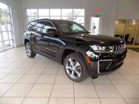 New 2026 Jeep Grand Cherokee Limited w/ Luxury Tech Group II RWD image 34
