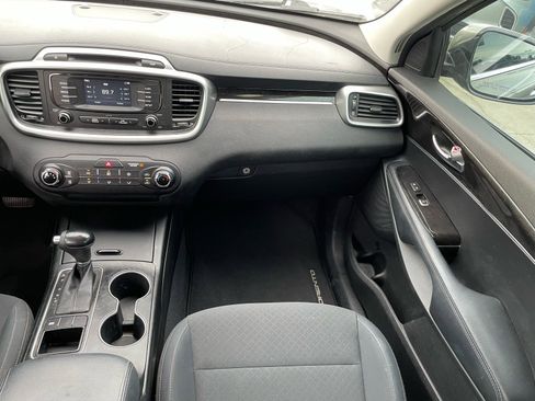 Used 2017 Kia Sorento FWD image 9