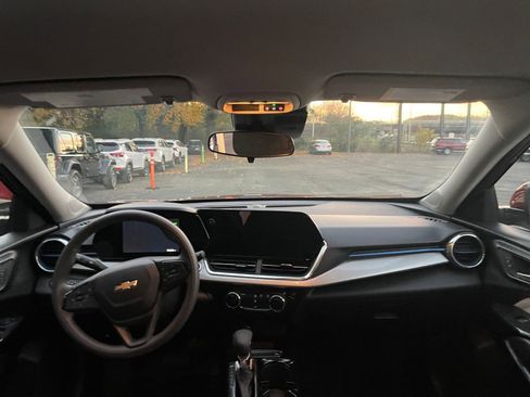 Used 2025 Chevrolet Trax LT image 29