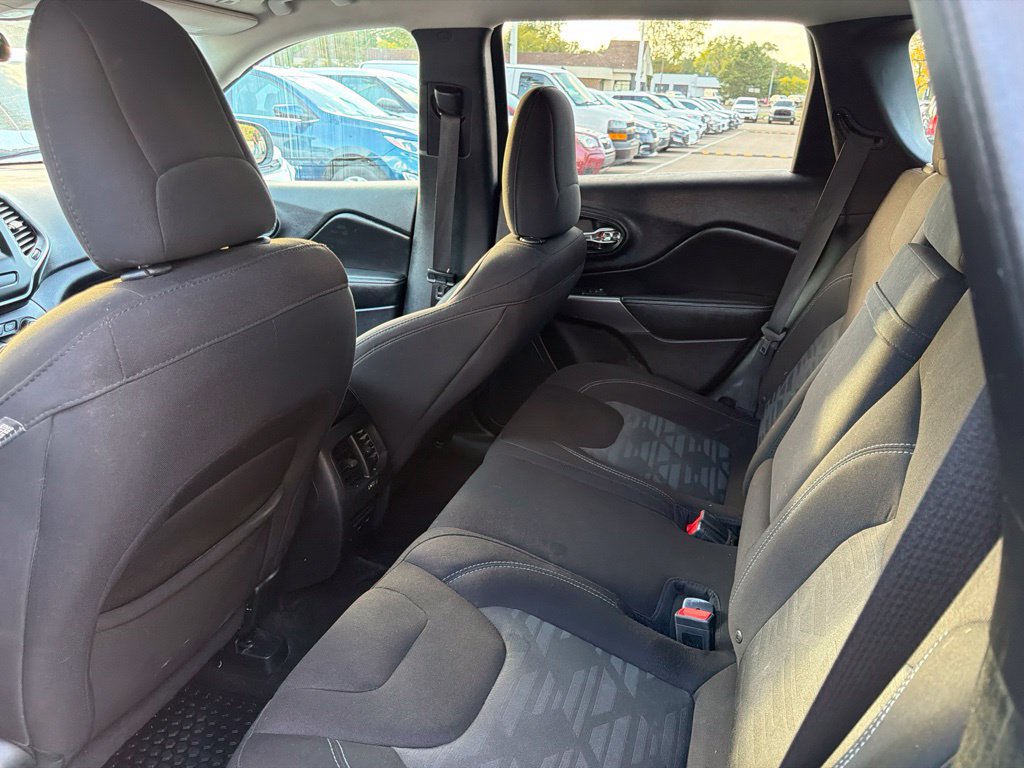 Used 2019 Jeep Cherokee Latitude w/ Cold Weather Group AWD/4WD image 9