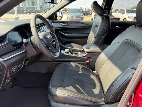 New 2025 Jeep Grand Cherokee Altitude image 9