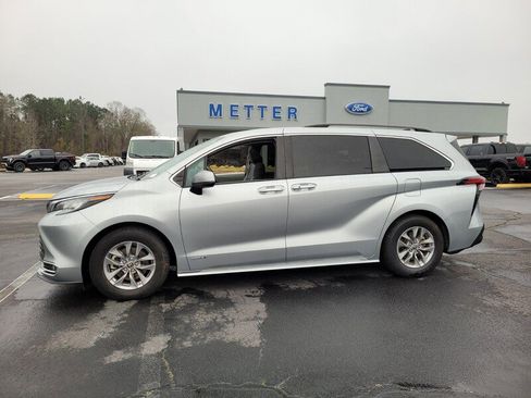 Used 2021 Toyota Sienna XLE image 4
