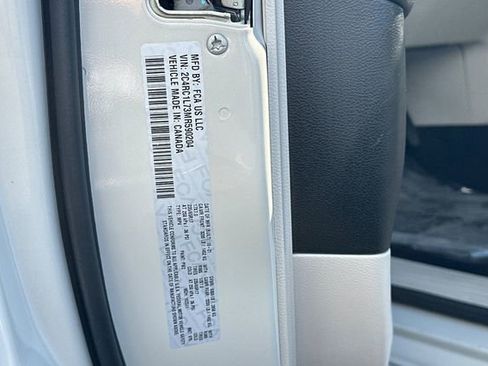 Used 2021 Chrysler Pacifica Touring-L FWD image 37