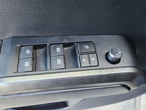 Used 2018 Toyota Tacoma TRD Sport image 11