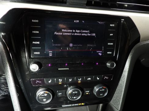 Used 2021 Volkswagen Passat 2.0T SE image 16