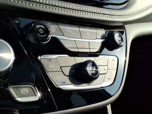 New 2026 Chrysler Pacifica Limited image 9