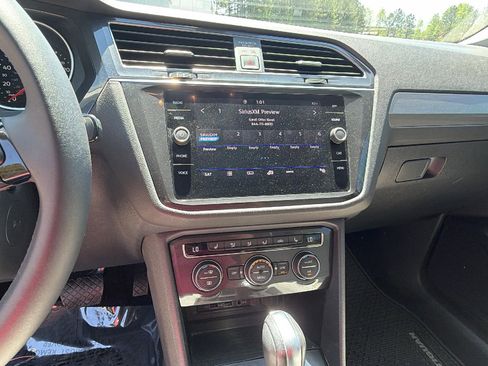 Used 2020 Volkswagen Tiguan SE FWD image 34