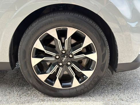 Used 2024 Kia Carnival EX FWD image 12