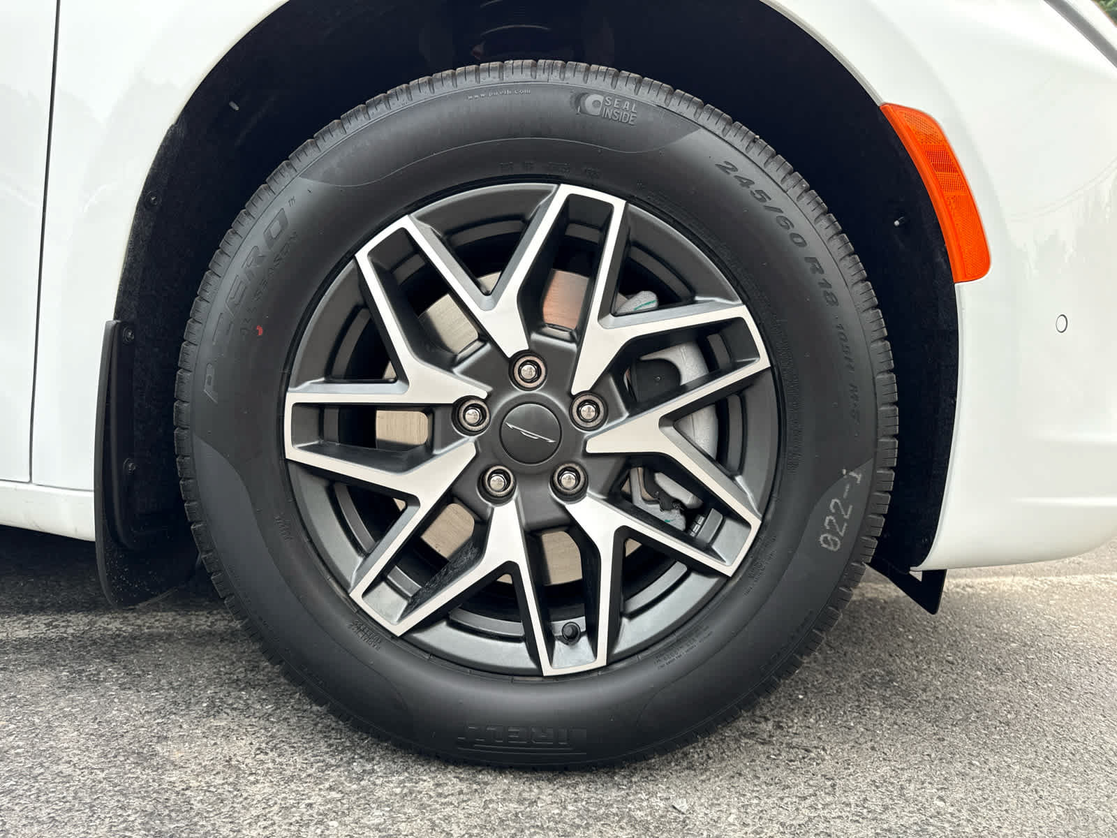 New 2027 Chrysler Pacifica Limited AWD/4WD image 8