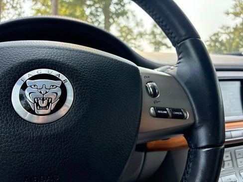 Used 2010 Jaguar XF Luxury RWD image 29