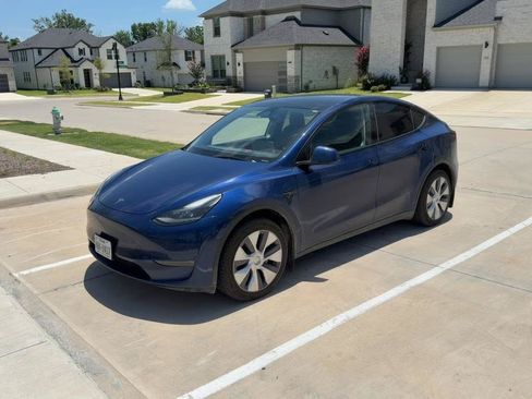 Used 2024 Tesla Model Y Long Range AWD/4WD image 2