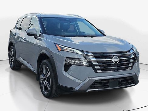 Used 2025 Nissan Rogue SL w/ Tech Package FWD image 2