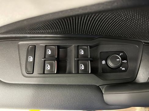 Used 2025 Volkswagen Tiguan SE w/ Panoramic Sunroof Package AWD/4WD image 29