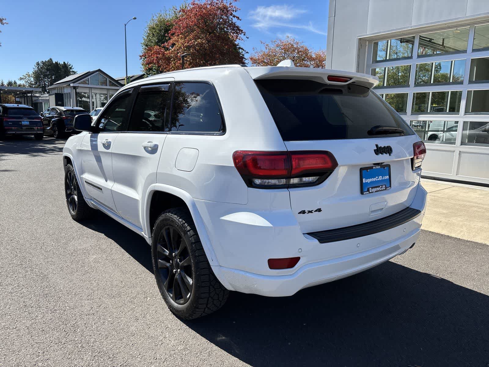 Used 2022 Jeep Grand Cherokee Laredo X AWD/4WD image 3