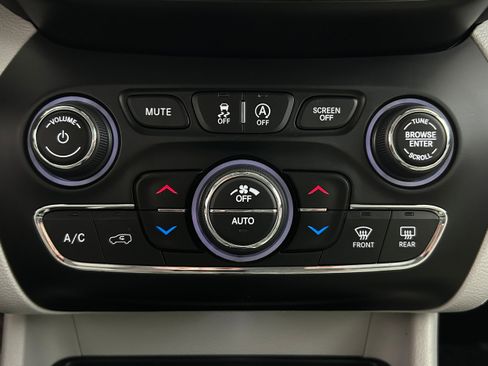 Used 2019 Jeep Cherokee Limited AWD/4WD image 11