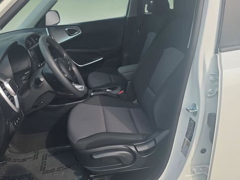 Used 2025 Kia Soul LX FWD image 3