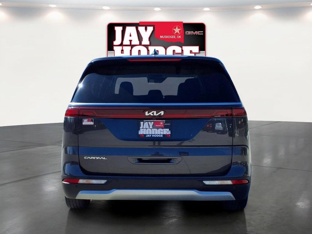 Used 2023 Kia Carnival LX FWD image 6