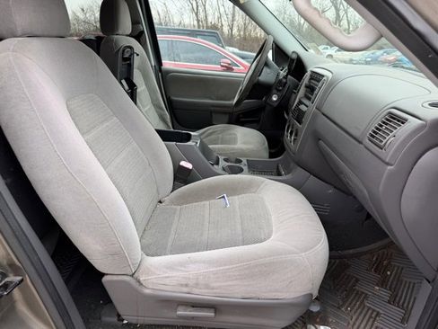 Used 2005 Ford Explorer XLT image 5