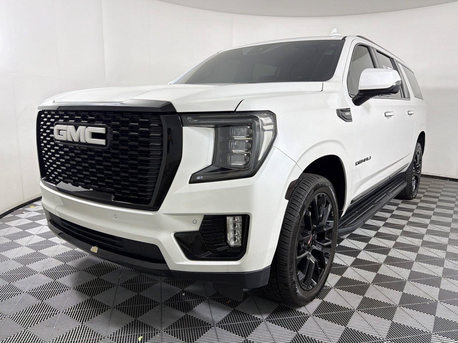 Used 2023 GMC Yukon XL SLT w/ SLT Premium Package AWD/4WD image 3