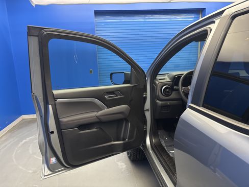 Used 2025 Chevrolet Colorado Z71 AWD/4WD image 9