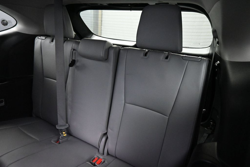 Used 2024 Toyota Highlander Limited FWD image 21