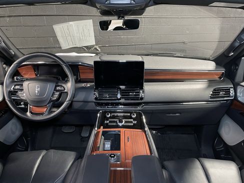 Used 2024 Lincoln Navigator Reserve image 2