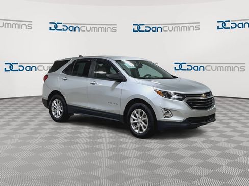 Used 2021 Chevrolet Equinox LS w/ LS Convenience Package AWD/4WD image 2