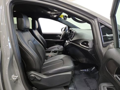 Used 2025 Chrysler Pacifica Select FWD image 10