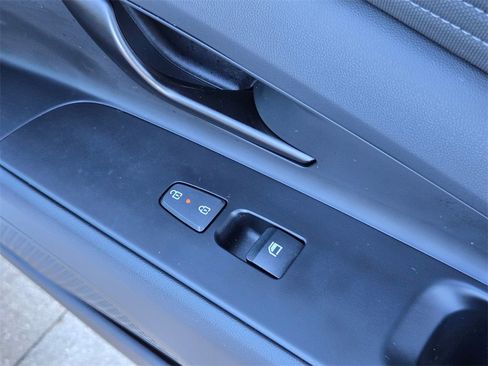 Used 2025 Hyundai Elantra Limited image 28