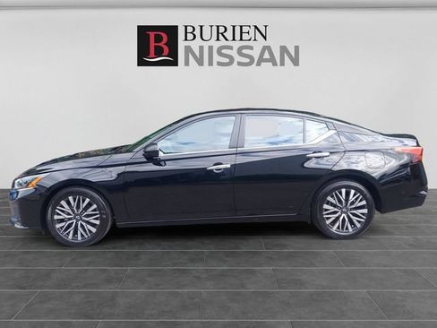 Used 2025 Nissan Altima 2.5 SV FWD image 2