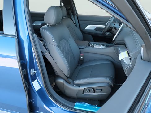 New 2024 VinFast VF 9 Plus AWD/4WD image 11