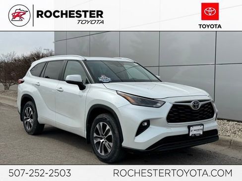 Used 2023 Toyota Highlander XLE image 1
