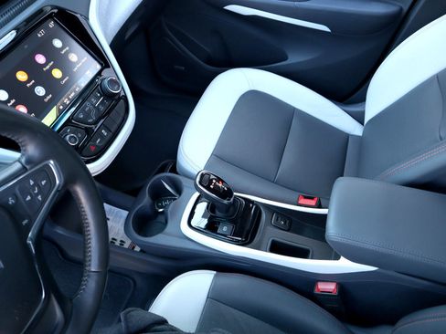 Used 2020 Chevrolet Bolt Premier w/ Infotainment Package image 36