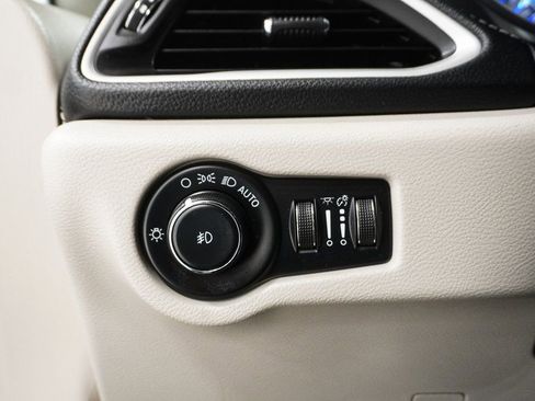 Used 2022 Chrysler Pacifica Touring-L w/ Uconnect Theater Family Group image 21