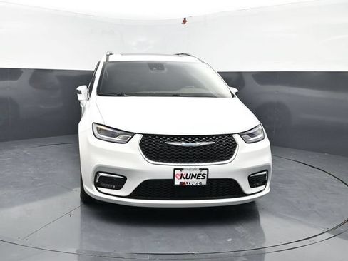 Used 2021 Chrysler Pacifica Limited w/ Uconnect Theater Family Group FWD image 2
