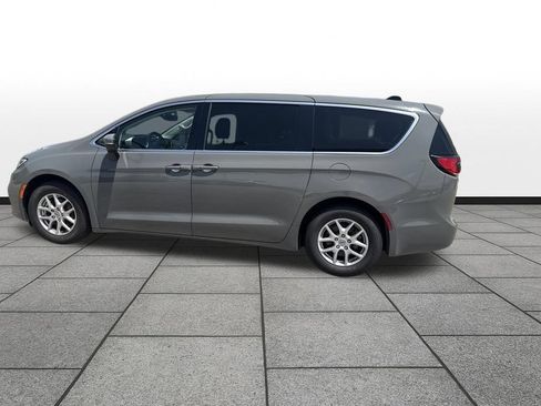 Used 2023 Chrysler Pacifica Touring-L FWD image 38