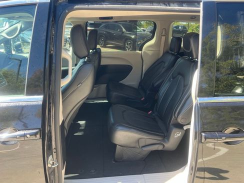 Used 2023 Chrysler Pacifica Touring-L FWD image 18