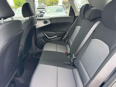 Used 2025 Kia Soul LX w/ LX Technology Package FWD image 11