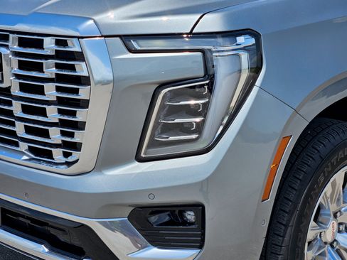 Used 2025 GMC Yukon XL Denali AWD/4WD image 8