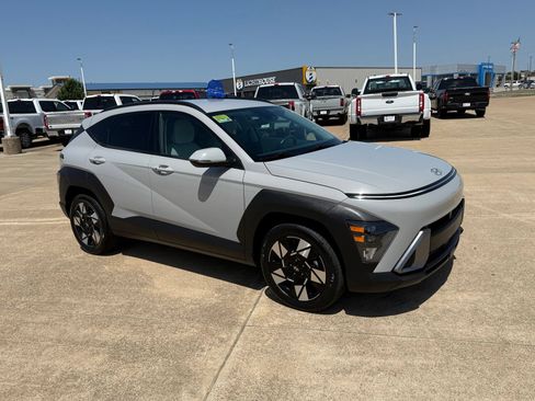 Used 2025 Hyundai Kona SEL FWD image 3