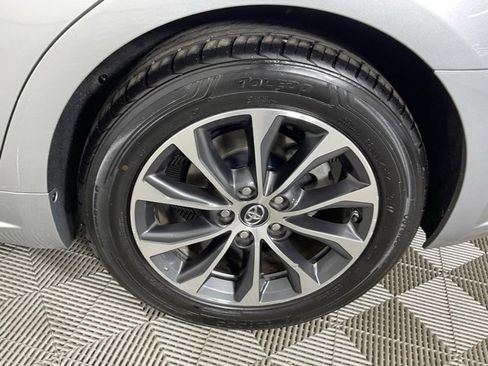 Used 2018 Toyota Avalon XLE image 9