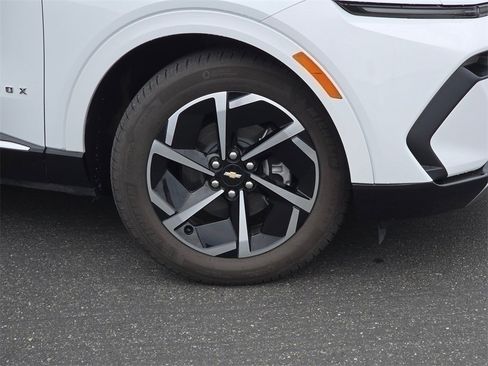 Used 2024 Chevrolet Equinox EV LT image 2