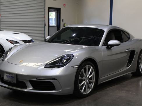 Used 2018 Porsche 718 Cayman RWD image 9