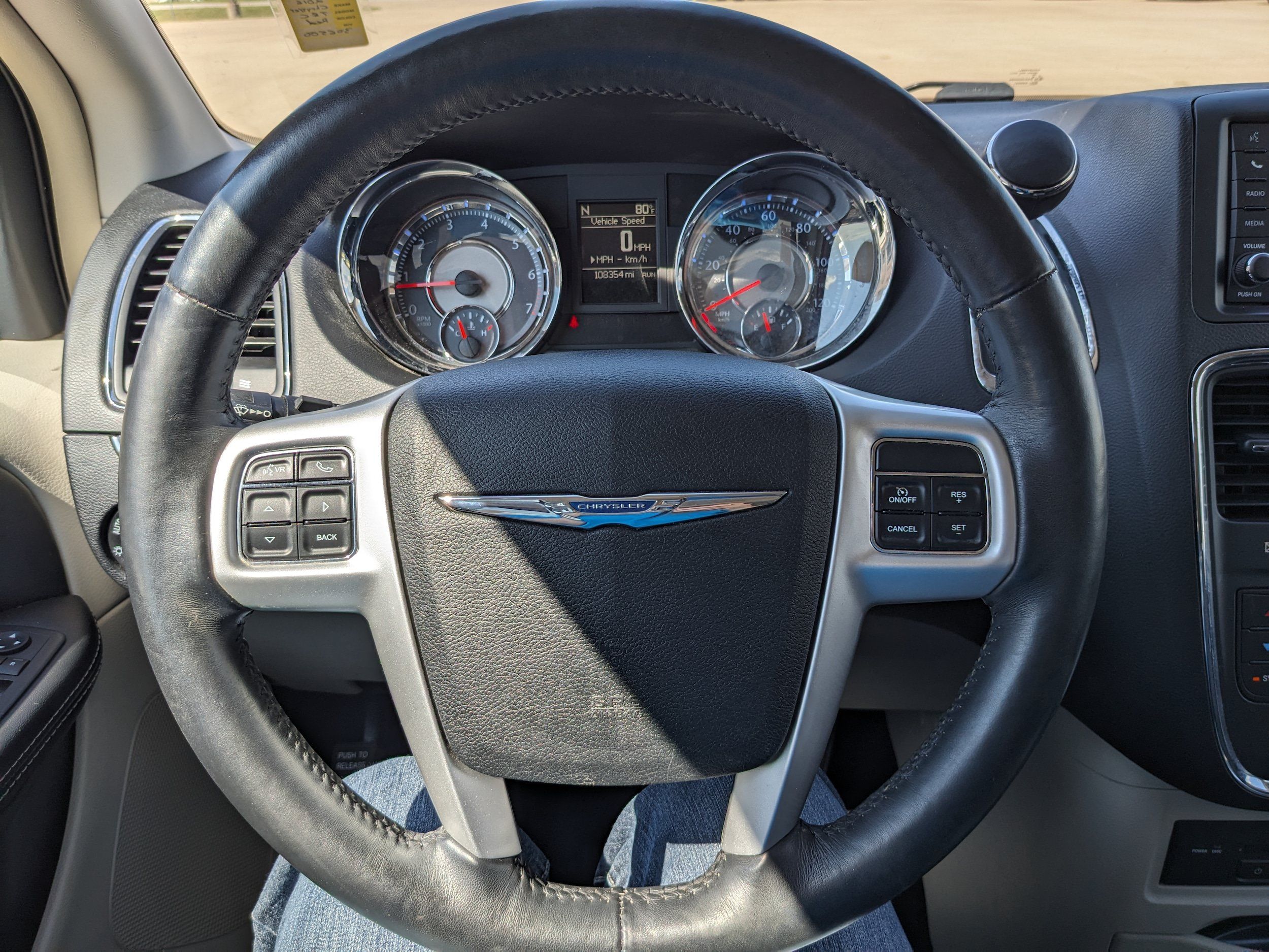 Used 2016 Chrysler Town & Country Touring-L FWD image 15