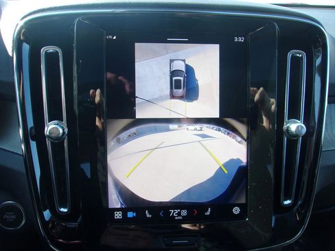 Used 2024 Volvo XC40 B5 Plus image 23