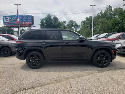 Used 2023 Jeep Grand Cherokee Altitude AWD/4WD image 2