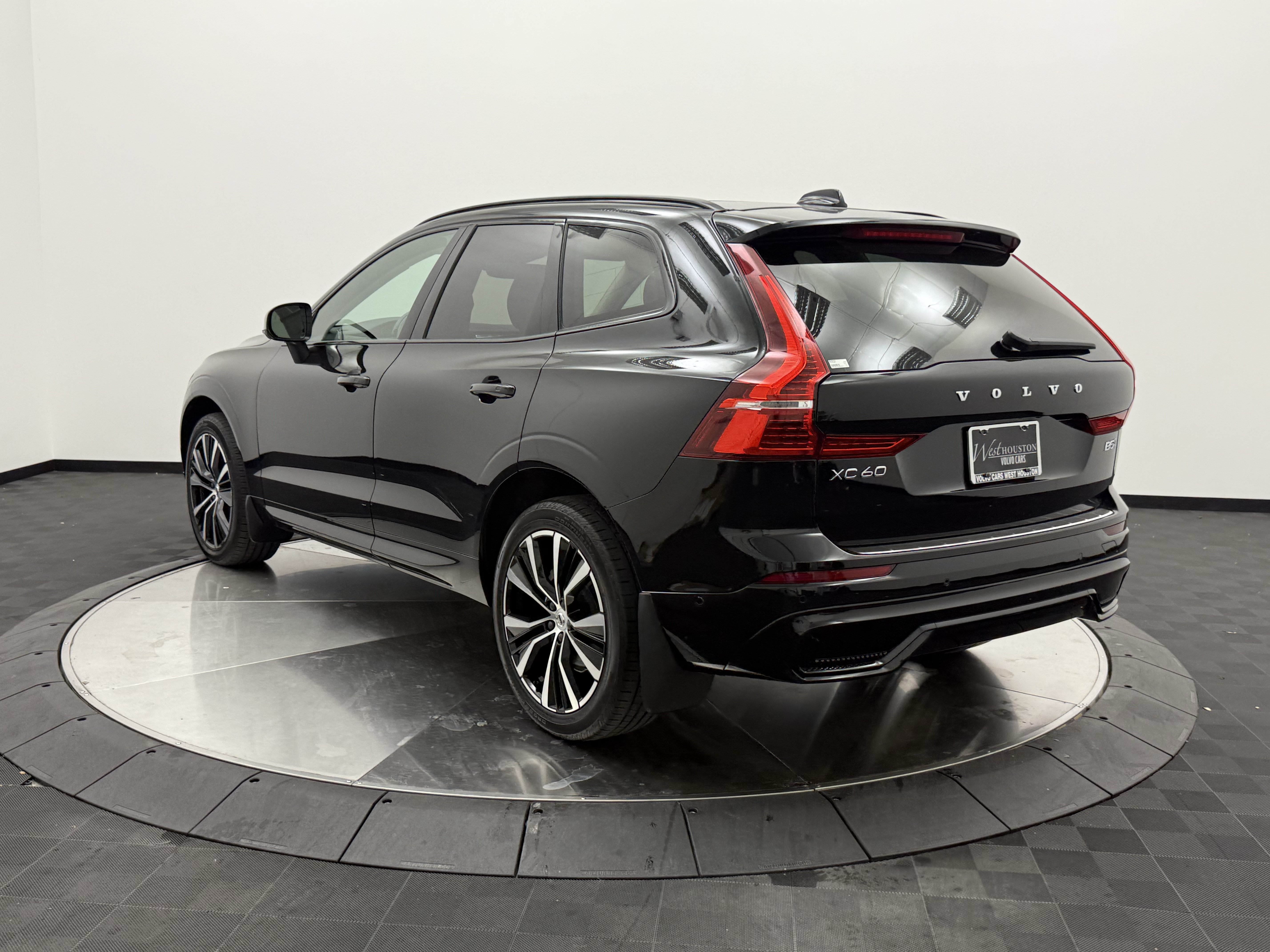 Certified 2024 Volvo XC60 B5 Plus w/ Protection Package Premier AWD/4WD image 5