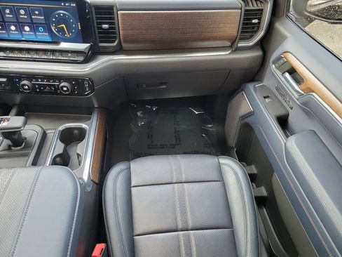 Used 2023 Chevrolet Silverado 1500 High Country w/ Technology Package AWD/4WD image 17